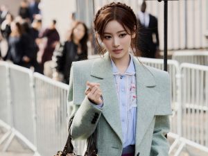 Anna (MEOVV) biến hoá phong cách cùng Chloé khi dự show Xuân Hè 2027缩略图