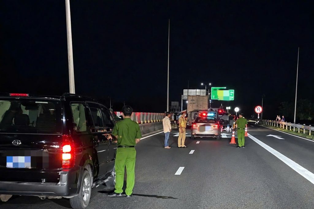Chạy xe máy ngược chiều trên cao tốc, người đàn ông bị tông tử vong缩略图 Chạy xe máy ngược chiều trên cao tốc, người đàn ông bị tông tử vong缩略图