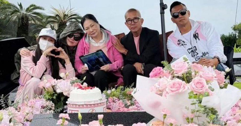 Chồng Từ Hy Viên lặng lẽ đến viếng mộ vợ, ngoại hình gây chú ý缩略图