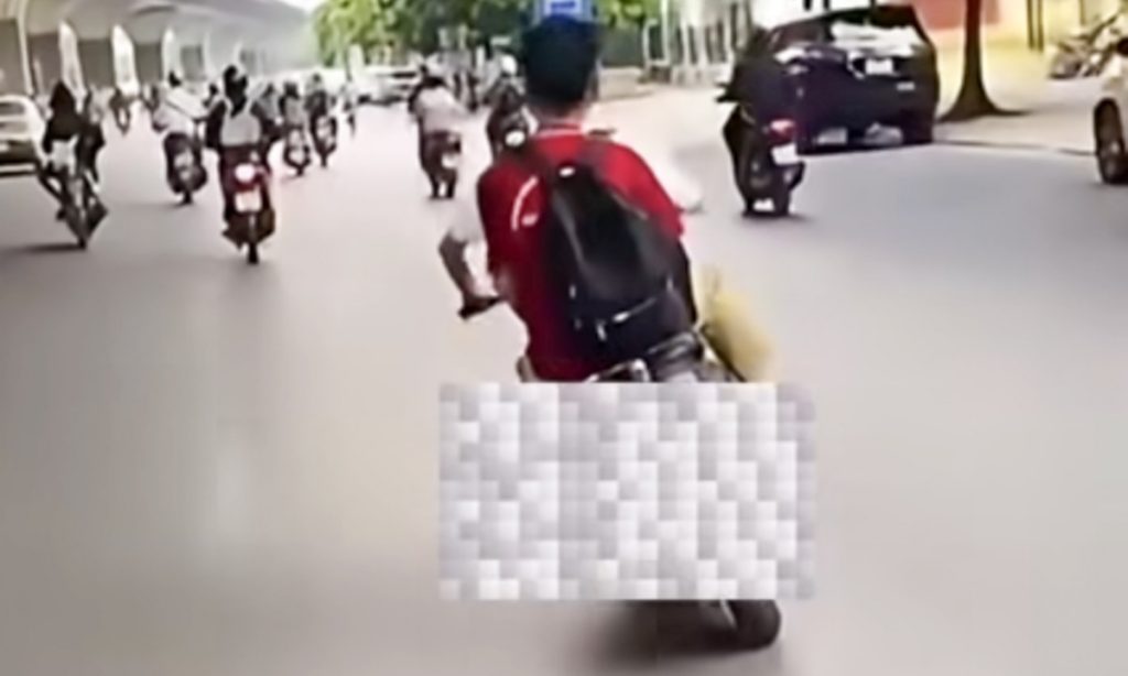 Con lạng lách, đánh võng trên xe máy điện, mẹ bị phạt 9 triệu đồng缩略图 Con lạng lách, đánh võng trên xe máy điện, mẹ bị phạt 9 triệu đồng缩略图