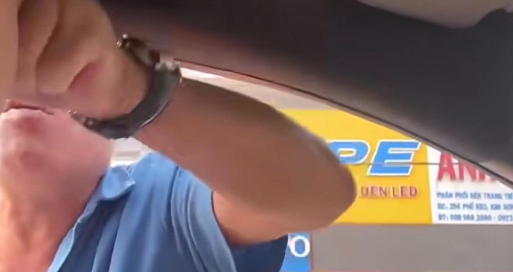 Công an vào cuộc vụ người đàn ông chặn đầu ô tô, véo mũi, tát tài xế ở Hà Nội缩略图 Công an vào cuộc vụ người đàn ông chặn đầu ô tô, véo mũi, tát tài xế ở Hà Nội缩略图