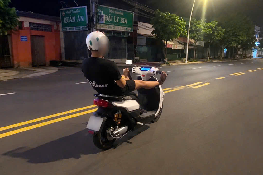CSGT TPHCM xử lý nhiều thanh thiếu niên biểu diễn đi xe máy để 'câu view'缩略图 CSGT TPHCM xử lý nhiều thanh thiếu niên biểu diễn đi xe máy để 'câu view'缩略图