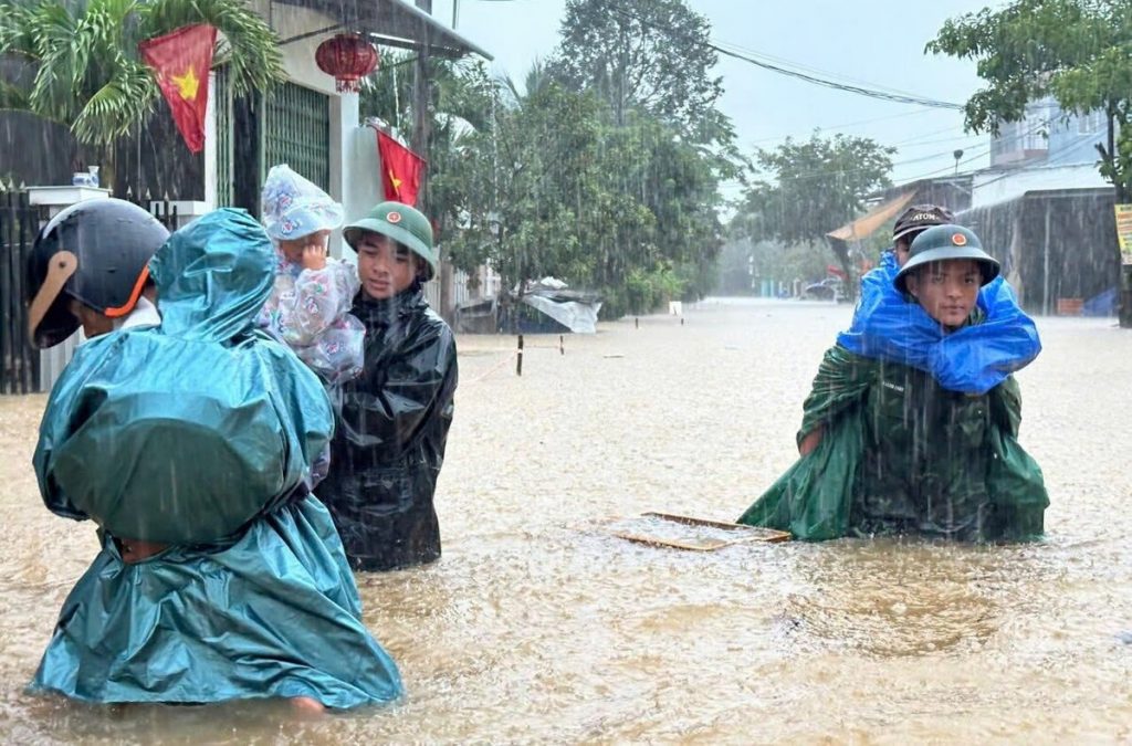 Đà Nẵng mưa trắng trời, nhiều nơi ngập sâu, giao thông chia cắt缩略图 Đà Nẵng mưa trắng trời, nhiều nơi ngập sâu, giao thông chia cắt缩略图