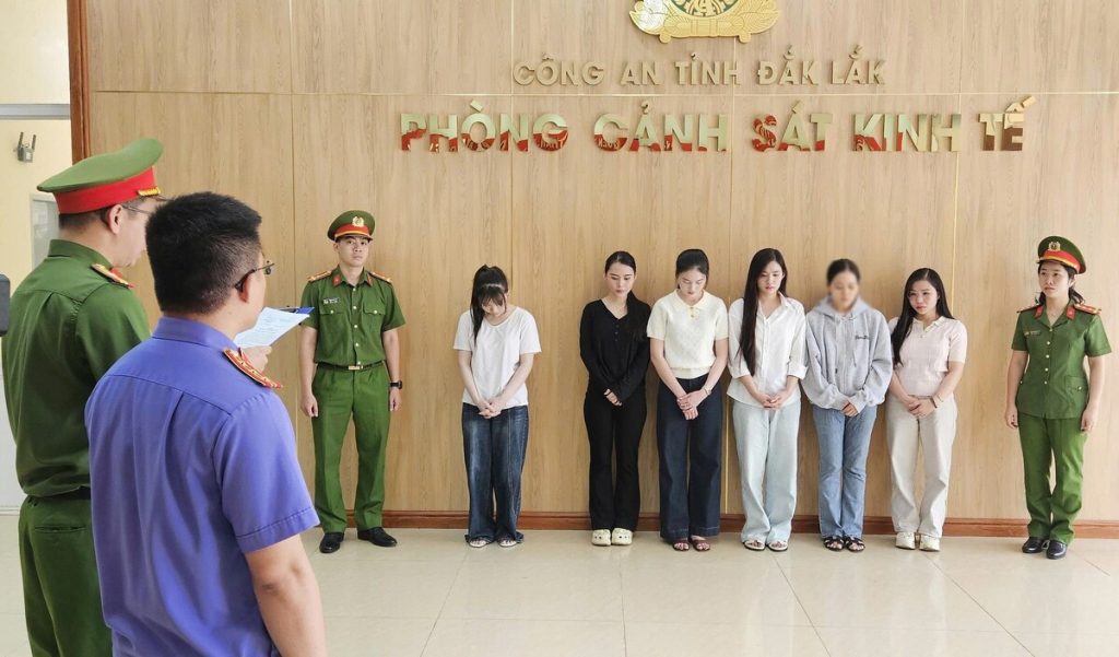 Giả danh bác sĩ, thổi phồng bệnh để ép khách mua gói thẩm mỹ tiền triệu缩略图 Giả danh bác sĩ, thổi phồng bệnh để ép khách mua gói thẩm mỹ tiền triệu缩略图