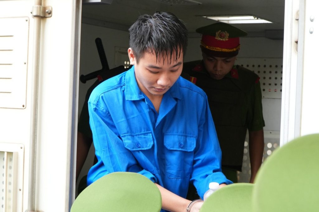 Hình ảnh dẫn giải bị cáo sát hại 3 mẹ con ở Đồng Nai tới tòa缩略图