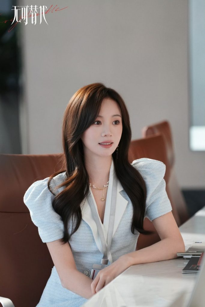 Diện áo blazer nữ tay ngắn sao cho vẫn trông chuyên nghiệp? Hồ Ý Hoàn gợi ý缩略图 Diện áo blazer nữ tay ngắn sao cho vẫn trông chuyên nghiệp? Hồ Ý Hoàn gợi ý缩略图