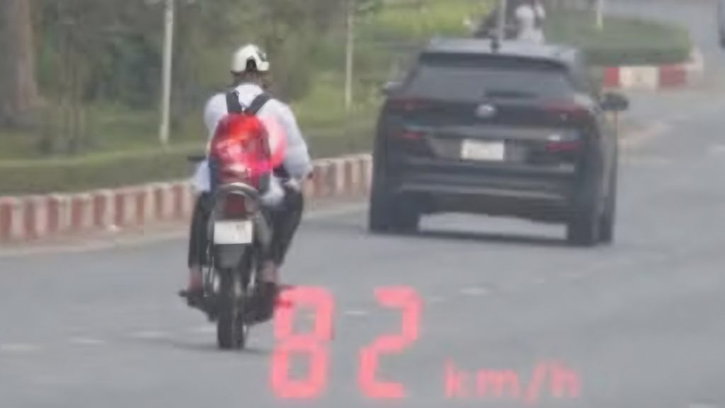 Học sinh chạy xe máy 82 km/h, quay đầu bỏ chạy khi gặp CSGT缩略图