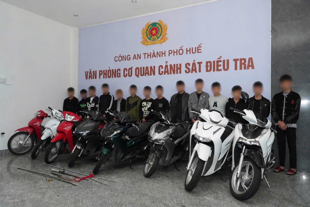 Khởi tố 15 thanh thiếu niên ẩu đả, dùng hung khí truy đuổi trên đường缩略图 Khởi tố 15 thanh thiếu niên ẩu đả, dùng hung khí truy đuổi trên đường缩略图