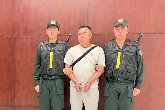 Khởi tố, bắt giữ Tôn Bằng – chồng cũ của TikToker Hằng Du Mục缩略图 Khởi tố, bắt giữ Tôn Bằng – chồng cũ của TikToker Hằng Du Mục缩略图