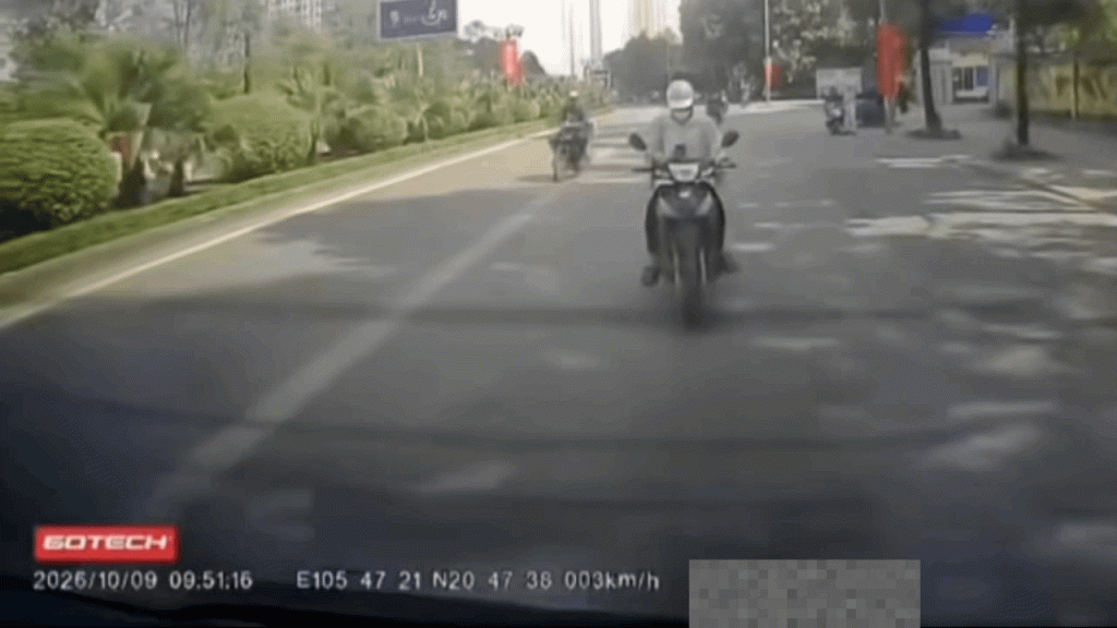 Lái xe máy 'cắm mặt' vào điện thoại, tài xế bị phạt đến 14 triệu đồng缩略图 Lái xe máy 'cắm mặt' vào điện thoại, tài xế bị phạt đến 14 triệu đồng缩略图