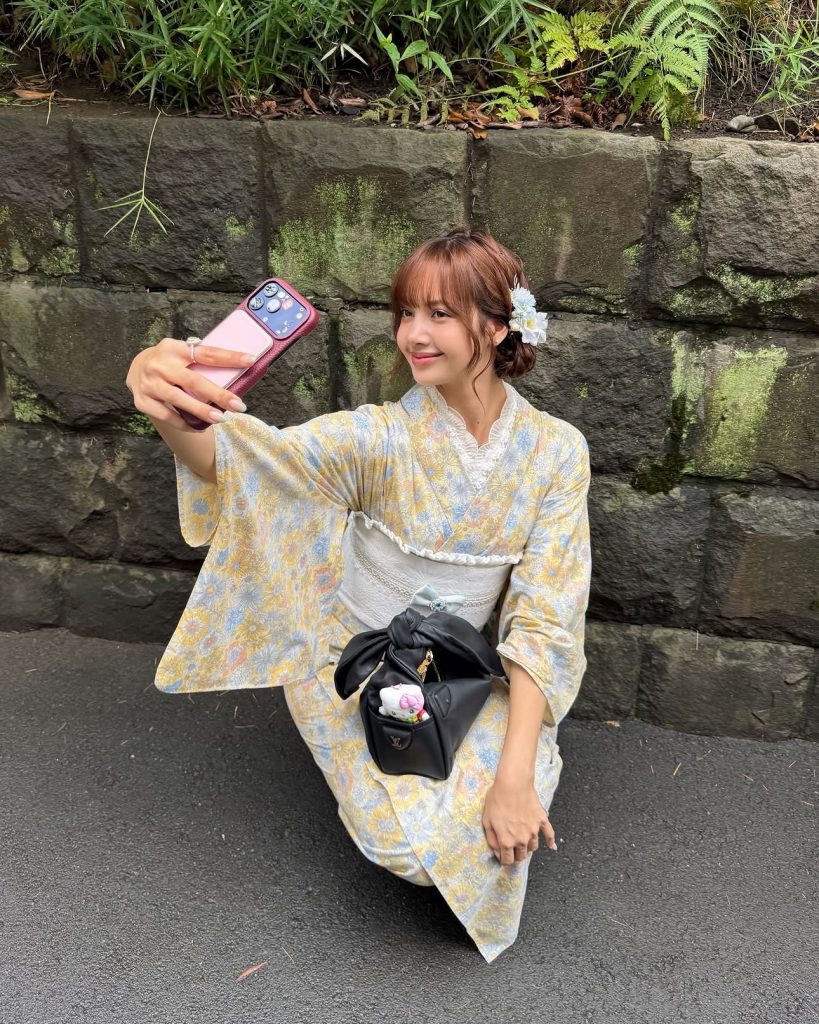 Mặc kimono dùng túi gì để vừa tiện vừa xinh? Lisa (BLACKPINK) gợi ý缩略图 Mặc kimono dùng túi gì để vừa tiện vừa xinh? Lisa (BLACKPINK) gợi ý缩略图