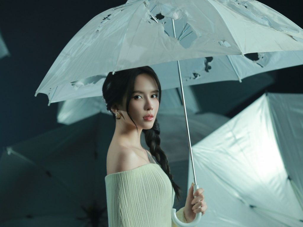 Ẩn ý về chiếc ô rách trong MV Tạnh Mưa của Thiều Bảo Trâm缩略图