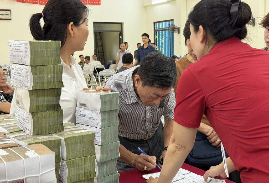 Người dân Hà Nội nhận bao tải tiền bồi thường dự án Quốc lộ 1A缩略图