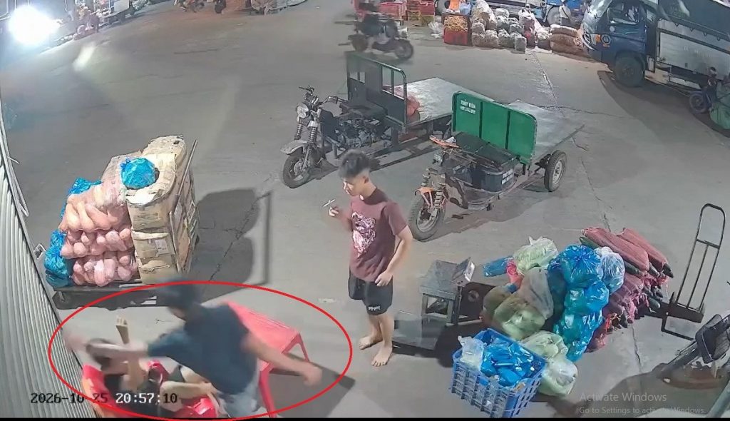 Người đàn ông đá liên tiếp vào mặt thanh niên ở Quảng Ninh gây phẫn nộ缩略图 Người đàn ông đá liên tiếp vào mặt thanh niên ở Quảng Ninh gây phẫn nộ缩略图