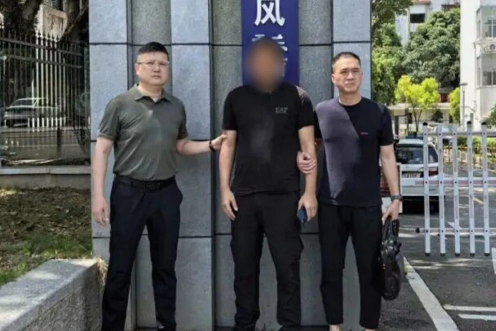 Người đàn ông giả chết, lấy danh tính anh trai sinh đôi để trốn truy nã 24 năm缩略图 Người đàn ông giả chết, lấy danh tính anh trai sinh đôi để trốn truy nã 24 năm缩略图