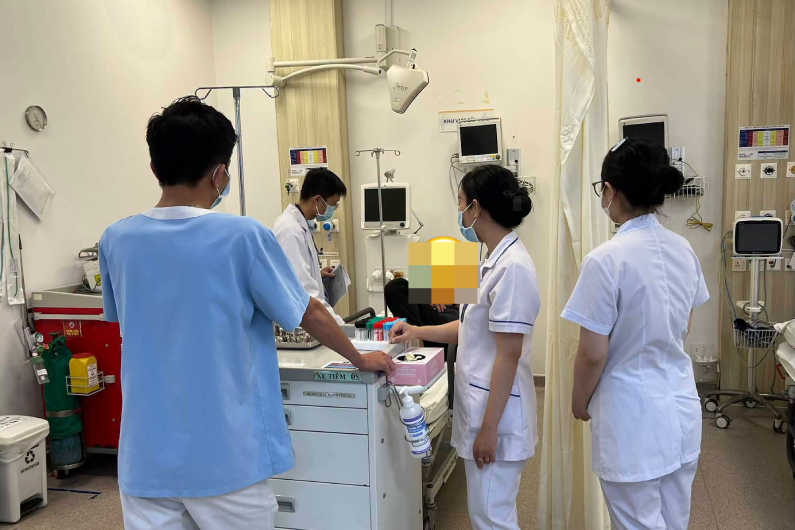 Người đàn ông trẻ cấp cứu sau bữa ăn với hải sản缩略图