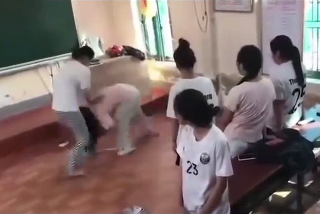 Nữ sinh lớp 10 bị bạn túm tóc, tát và quật ngã giữa lớp học tại Nghệ An缩略图
