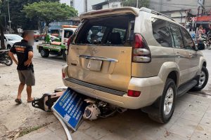 Ô tô Prado lùi trên đường Hà Nội, cuốn xe máy chở 2 phụ nữ vào gầm缩略图