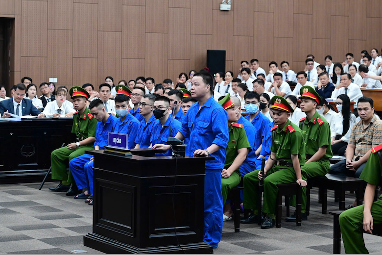 Quá trình bỏ trốn ra nước ngoài rồi ‘hội ngộ’ tại tòa của Mr Hunter và vợ cũ缩略图 Quá trình bỏ trốn ra nước ngoài rồi ‘hội ngộ’ tại tòa của Mr Hunter và vợ cũ缩略图