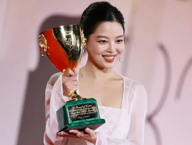 Tân Chỉ Lôi vắng mặt tại đề cử Kim Kê sau chiến thắng ở Venice缩略图 Tân Chỉ Lôi vắng mặt tại đề cử Kim Kê sau chiến thắng ở Venice缩略图