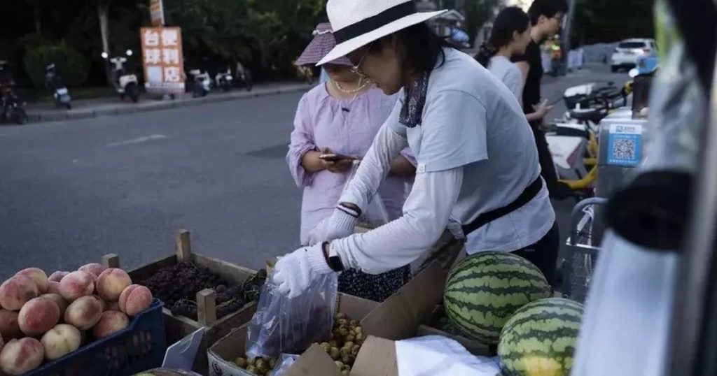 Từng là giám đốc lương cao, người phụ nữ này giờ thất nghiệp, phải đạp xe ba gác, bán hàng rong để trả nợ mua nhà缩略图