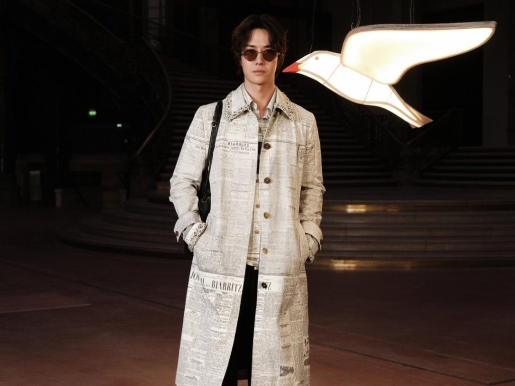 Vương Nhất Bác biến “trang báo” Chanel thành menswear缩略图 Vương Nhất Bác biến “trang báo” Chanel thành menswear缩略图